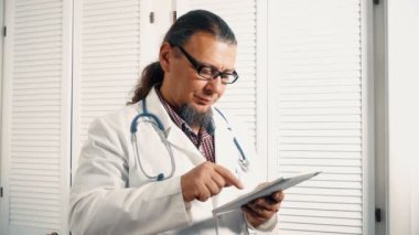 Tablet tutarak ve bir barışsever konuşma doktor