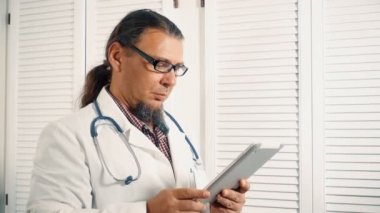 Tablet tutarak ve bir barışsever konuşma doktor