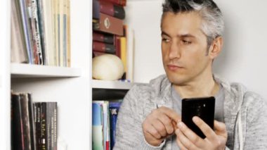 Raflardan tarama telefon yaslanmış dostum