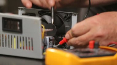 erkek eller bir multimetre elektronik aygıt üzerindeki, önden görünüm kullanma