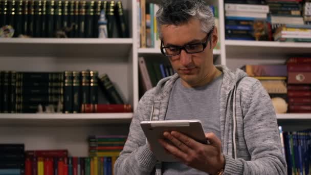Випадковий Чоловік Тримає Цифровий Планшет Кидає Книгу — стокове відео