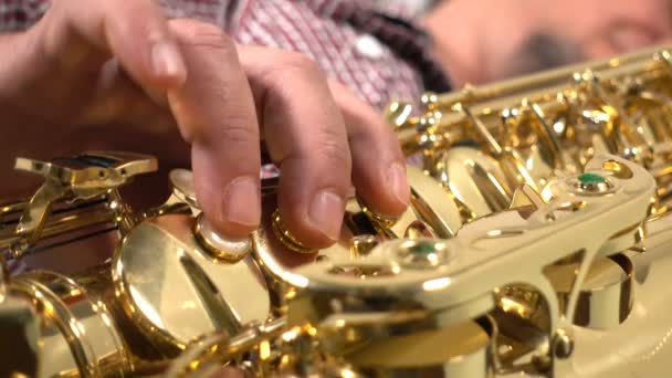 Tocando saxofone de músico, ângulo baixo close-up — Vídeo de Stock