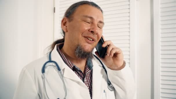 男性医師は携帯電話で話しているブレークを持っていること — ストック動画