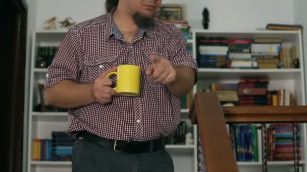 Dzień Środku Człowieka Wieku Holding Filiżanki Kawy Zbierając Książki Półki — Wideo stockowe