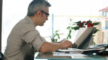 Ev ofis içinde laptop üzerinde rahat serbest meslek