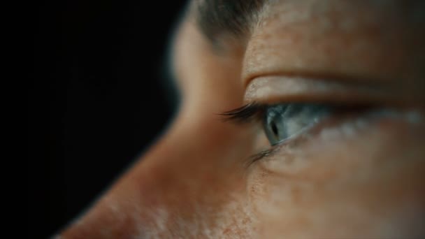 Gros plan de peur oeil bleu levant, belles réflexions sur iris