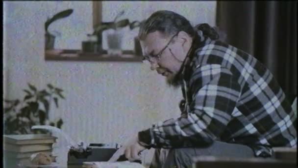 Συγγραφέας γράφοντας με ρετρό γραφομηχανή, φινίρισμα ιστορία, παλιά ταινία — Αρχείο Βίντεο