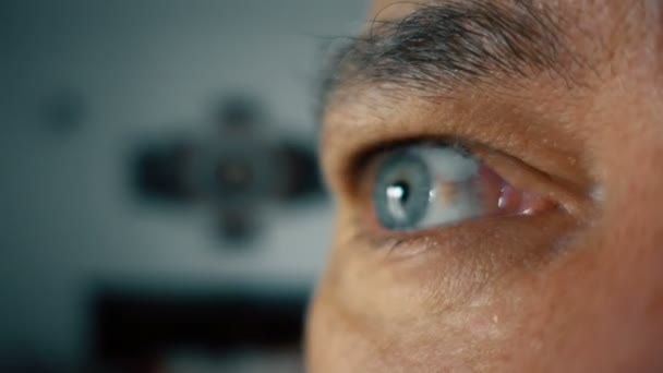 Chiuda in su della paura dell'occhio azzurro spasmi muscolari — Video Stock