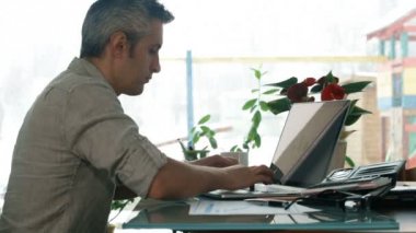 Ev-ofis ve oyuncak ayı, masanın üstüne düşen içinde laptop üzerinde rahat serbest meslek
