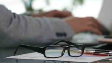 Dizüstü bilgisayarda çalışan ve grafikler, odak vardiya kontrol freelancer yakın çekim