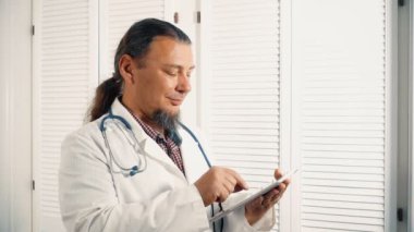 Dijital tablet tutarak ve kamera, 4 k arıyorsunuz neşeli hekim