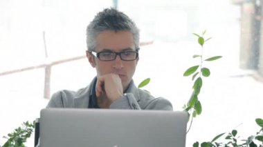 Dahili ofiste dizüstü bilgisayarda çalışan serbest çalışan biri.