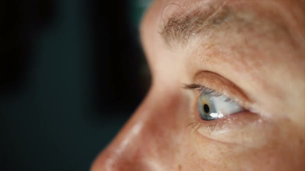 Adulto Derramando Gotas Seu Olho Macro — Vídeo de Stock