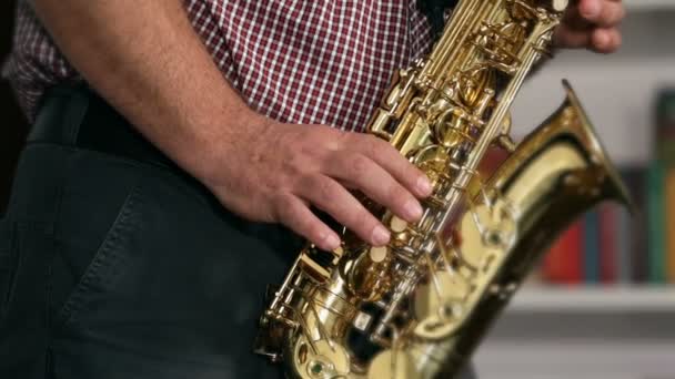 Músico Tocando Saxofón Jazz Con Biblioteca Libros Sobre Fondo — Vídeos de Stock