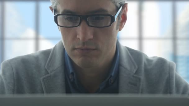 Ondernemers Werken Laptop Met Skyline Van Stad Bakcground Krijgen Focus — Stockvideo