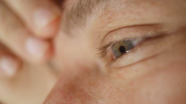 Adulto Piscando Rubing Sua Testa Então Rubing Seus Olhos Close — Vídeo de Stock