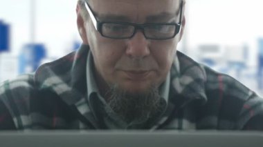 Casual freelancer laptop şehir manzarası karşı çalışma