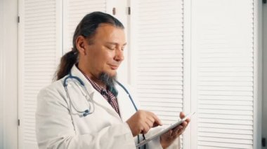 Dijital tablet tutarak ve kameraya, seyir neşeli hekim Yakınlaştır