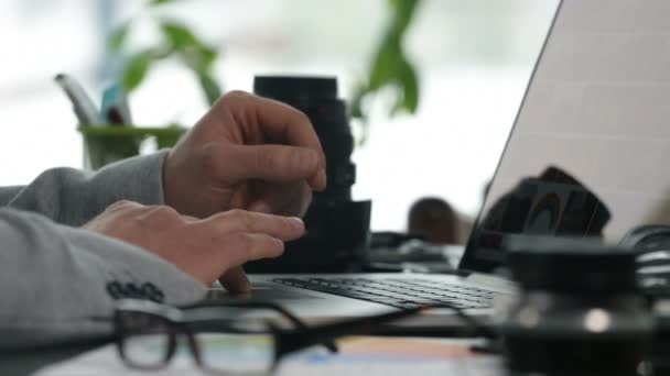 Nahaufnahme Des Fotografen Brille Abholen Und Laptop Arbeiten — Stockvideo