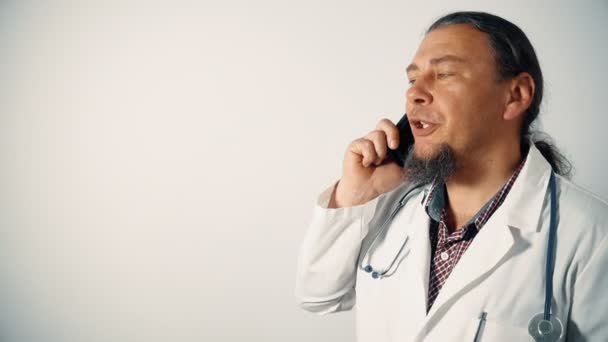 Wesoły Lekarz Rozmowy Telefon Komórkowy Patrząc Kamery — Wideo stockowe