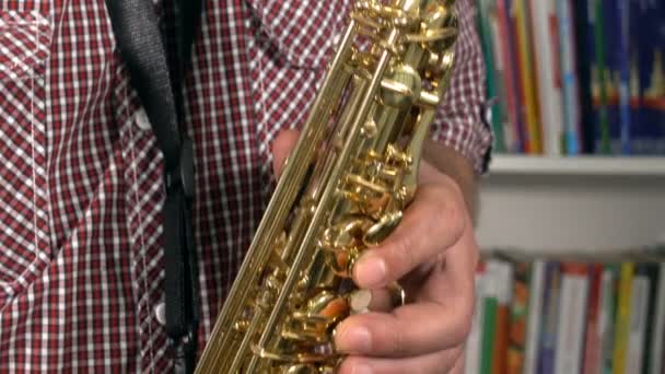 Músico Tocando Saxofone Close Tilt — Vídeo de Stock