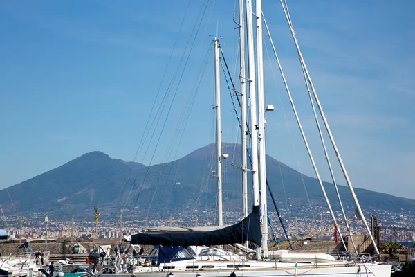 Sail boats and Vesuvius mountain — Stock Photo, Image