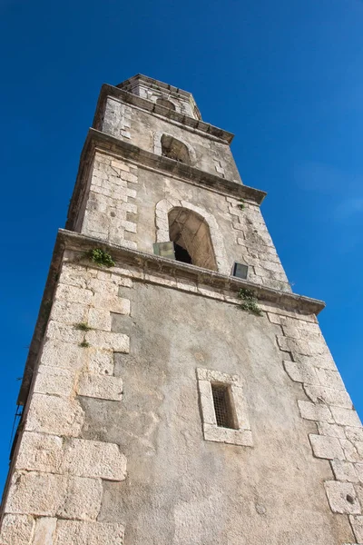 Steeple de la iglesia madre de Santa Croce en Palomonte, southe — Foto de Stock