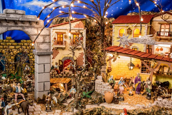 El yapımı figürler ile tipik Napoliten doğum sahnesi