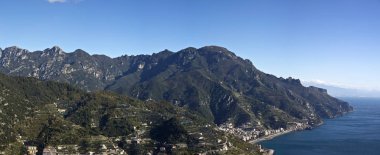 Amalfi sahilinin panoramik sahnesi