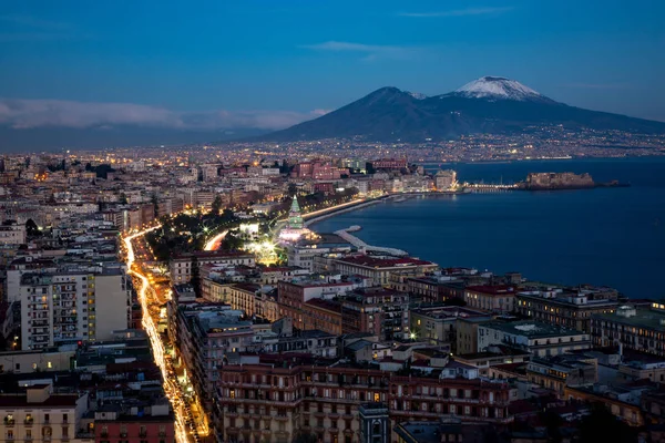Vista nocturna de Nápoles con el Vesubio — Foto de Stock