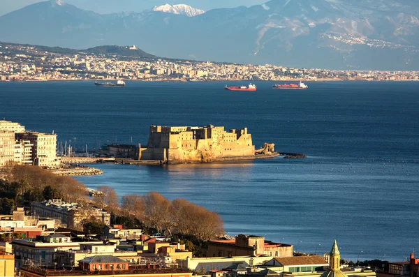 Vista de invierno de la bahía de Nápoles con castillo — Foto de Stock