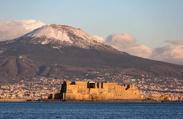 那不勒斯与看法老城堡和维苏威火山山与雪的背景 — 图库照片