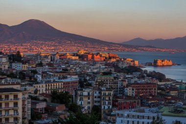 Napoli hava manzaralı kale ve Vezüv Dağı