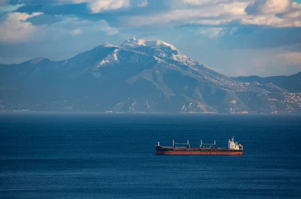 Napoli defne ile arka planda Faito Dağı kış Panoraması
