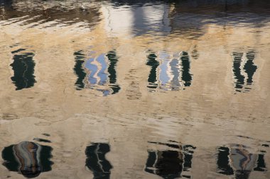 su yüzeyinde yansıma