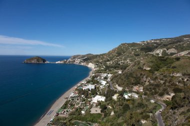 Maronti plaj ve Sant Angelo havadan görünümü