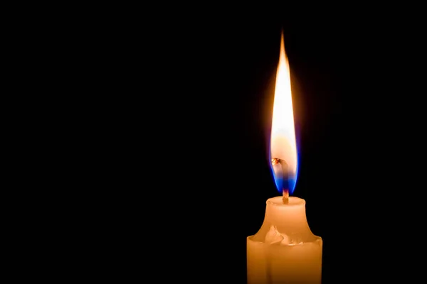 Eine brennende Kerze anzünden — Stockfoto