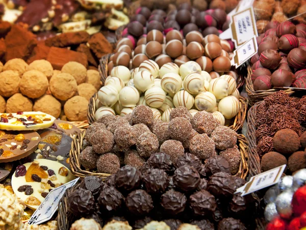 Асортимент смачних шоколадних пралінів — стокове фото