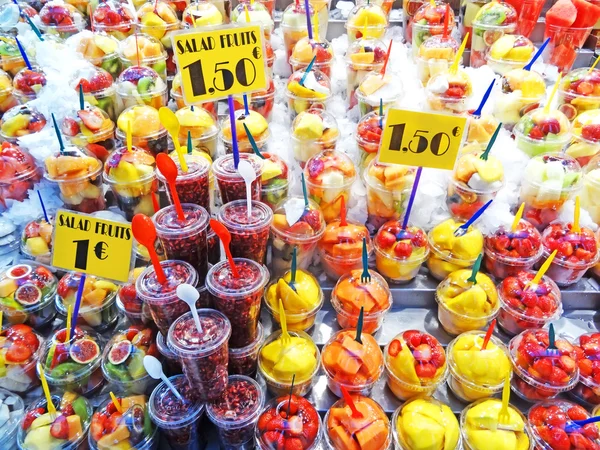 Изолированные фрукты на рынке — стоковое фото