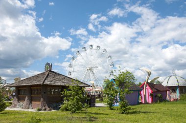 Parktaki dönme dolap.