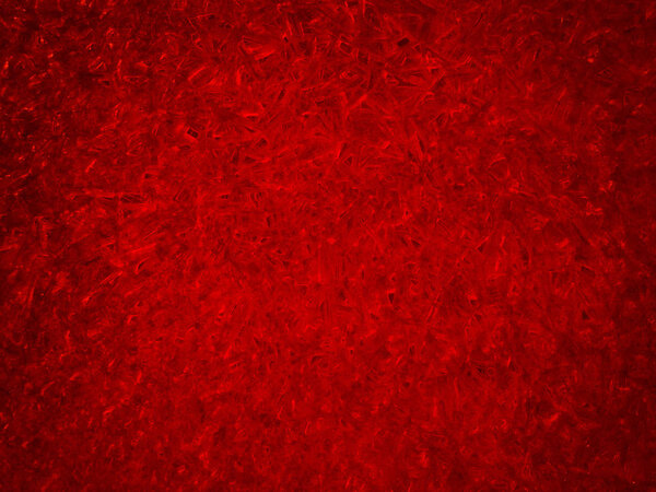 Вид l рисунков на красном от трещин
