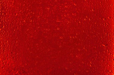 Su bardağa düşer. 