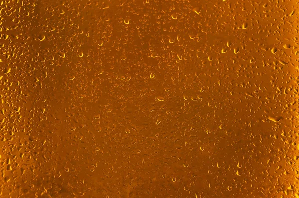 Su bardağa düşer. 