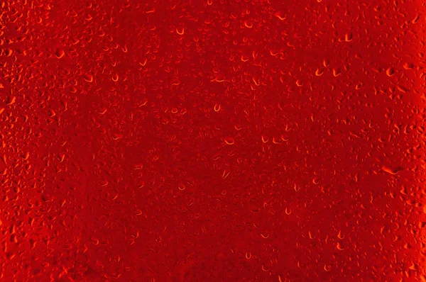 Su bardağa düşer. 