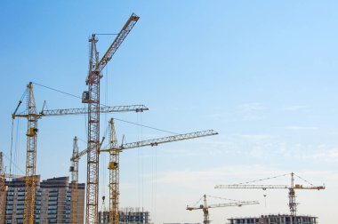 Bir arka plan üzerinde kule vinç 