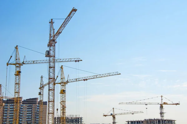 Bir arka plan üzerinde kule vinç 