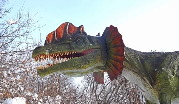 Dinossauro Dilophosaurus no parque . — Fotografia de Stock