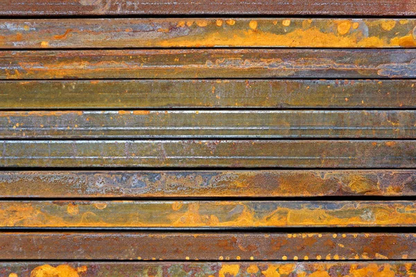 色のついた錆で覆われた金属構造物 — ストック写真
