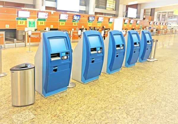 Mostradores de facturación vacíos en el aeropuerto — Foto de Stock