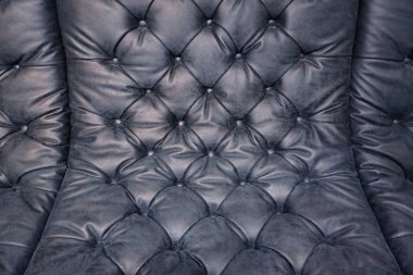 Eski, hakiki deri kanepe.